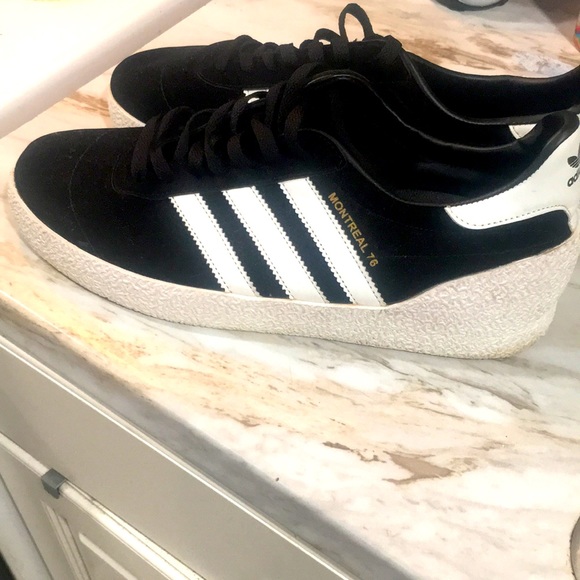 An adidas black designed white shoe, exactly what you see in the picture - Picture 3 of 5